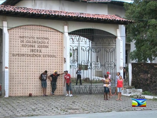 Alguns trabalhadores rurais se organizam no início da manhã, no Incra, em São Luís (Foto: Reprodução / TV Mirante) Alguns trabalhadores rurais se organizam no início da manhã, no Incra, em São Luís (Foto: Reprodução / TV Mirante)