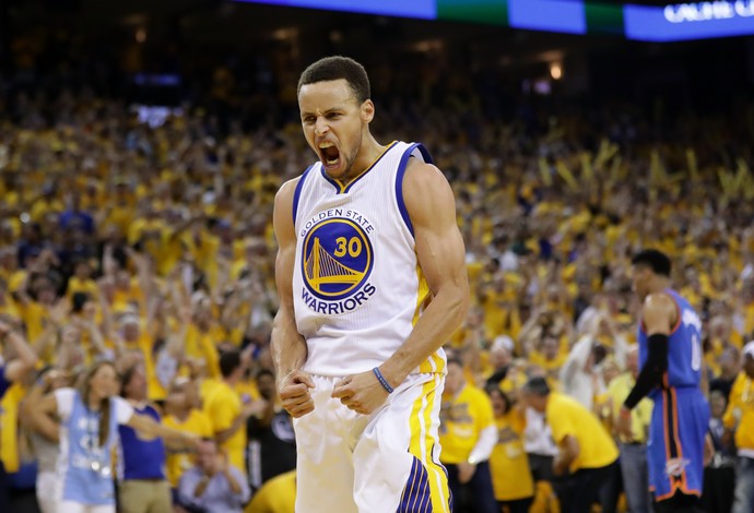 Stephen Curry comemora a vitória na série contra o Thunder (Foto: Getty Images)