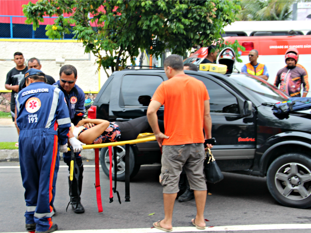 G1 Colisão Entre Carros Deixa Duas Pessoas Feridas Em Manaus