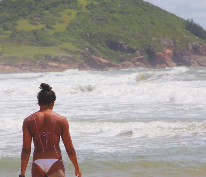 Etiene Medeiros, da natação, na Praia da Guarda do Embaú (Foto: Reprodução)