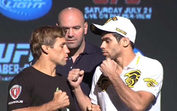 Renan Barão e Urijah Faber se encaram, na coletiva do UFC 149 (Foto: Reprodução/Youtube)