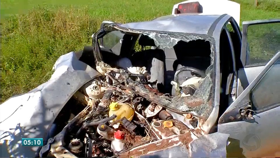 Carro ficou totalmente destruÃ­do depois de atingir Ã¡rvore e cair em barranco (Foto: ReproduÃ§Ã£o/TVCA)