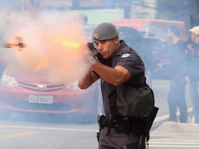 Policial atira durante ato próximo à USP (Foto: Werther Santana/ Estadão Conteúdo)