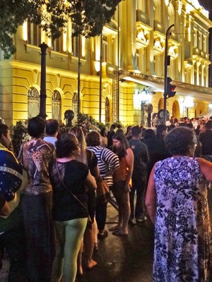 Público enfrenta fila para ver caixão com corpo de ex-governador do PE (Luna Markman/G1)