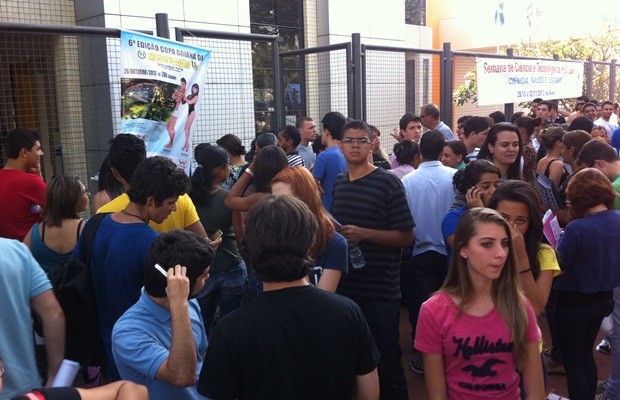 Estudantes lotaram as proximidades do prédio da PUC, em Goiânia (Foto: Fernanda Borges/G1)
