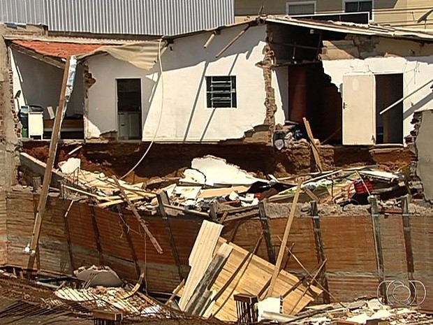 G1 Parte de casa desaba após muro de obra ceder em Goiânia veja