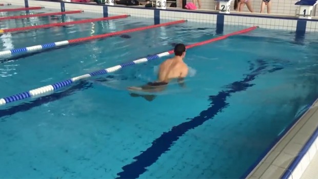 Em vídeo, ele aparece nadando para trás nos quatro estilos de natação (Foto: Reprodução/YouTube/Storyful)