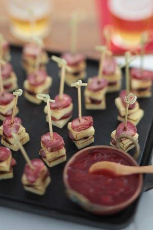 Espetinhos de linguiça, queijo de coalho e geleia de tomate picante (Foto: Rogério Voltan )