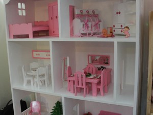 Casa de boneca gigante e mobiliada custa R$ 1.200 (Foto: Krystine Carneiro/G1)