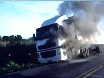 Cabine de carreta pegou fogo de repente em rodovia