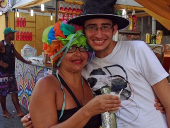 Estefânia Lopes e o filho, o estudante Lucas Lopes, adoram o caldinho de camarão (Foto: Katherine Coutinho/G1)
