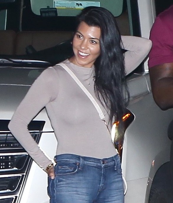 X17 - Kourtney Kardashian em restaurante em Los Angeles, nos Estados Unidos (Foto: X17online/ Agência)