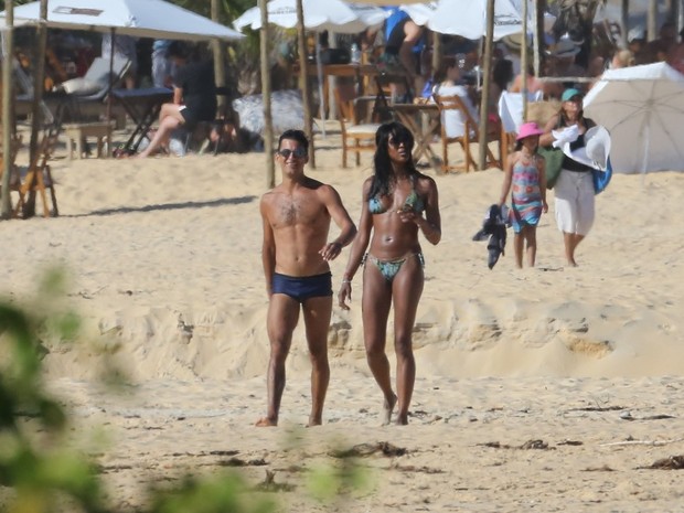 Naomi Campbell em praia em Trancoso, na Bahia (Foto: Delson Silva/ Ag. News)