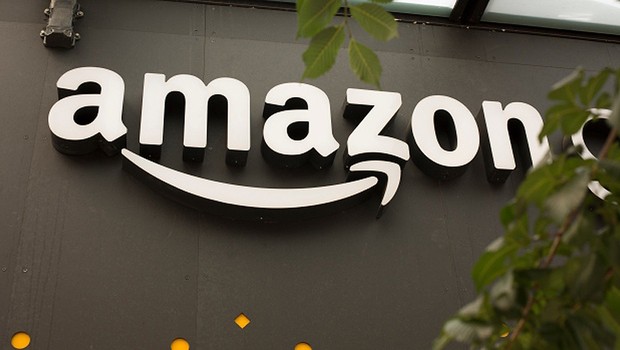 Logo da Amazon é visto na sede da empresa em Vancouver (Foto: David Ryder/Getty Images)