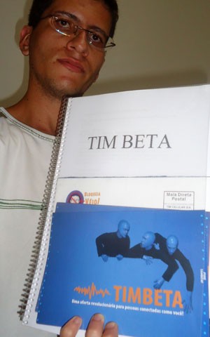 O técnico em transporte Guilherme Gonçalves Rodrigues, de 23 anos, e o dossiê de 110 páginas sobre problemas com a promoção TIM Beta. (Foto: Arquivo Pessoal)