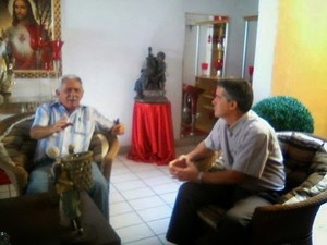 Na foto, o prefeito de Luís Gomes, Francisco Tadeu Nunes, com o médico Osmel Alberto Martinez  (Foto: Divulgação/Prefeitura de Luís Gomes)