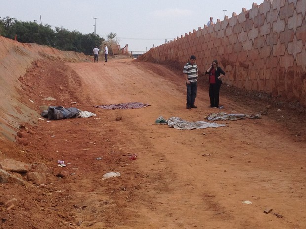 Lençóis onde foram encontrados as corpos das vítimas (Foto: Renata Soares/G1)