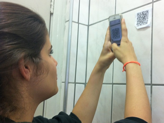 Estudante usa telefone celular para ler "QR Code" (Foto: Gabriel Luiz/G1)
