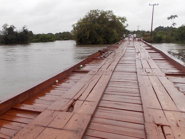 Véiculos foram  proibidos de trafegar na ponte por risco de cair (Foto: site Água Boa News)