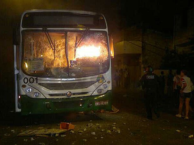 Ônibus queimado no Centro do Recife (Foto: Luna Markman / G1)