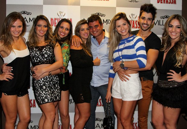 Gusttavo Lima posa com a noiva e time de famosos (Foto: Thiago Duran/AgNews)