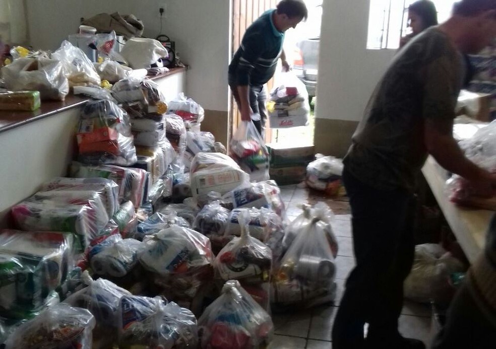 Associação de Moradores do bairro Guarujá recebeu doações para desabrigados  (Foto: Luis Carlos Alves Borges/Divulgação)