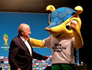 joseph Blatter ao lado do Fuleco coletiva (Foto: Vicente Seda)
