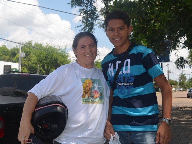 Mãe e filho fazem prova na mesma sala em Roraima (Foto: Valéria Oliveira/G1)