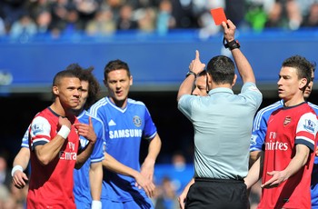 Gibbs cartão Chelsea x Arsenal (Foto: AFP) Gibbs cartão Chelsea x Arsenal (Foto: AFP)