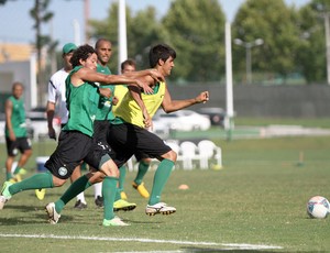 Leandro Almeida e Arthur disputam bola no treino do Coritiba (Foto: Divulgação / Site oficial do Coritiba)