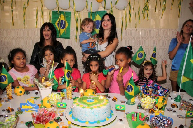 Sthefany Brito comemora aniversário com crianças em orfanato (Foto: Cleomir Tavares/Divulgação)