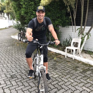 Renato, volante do Santos, com boné "Jogou onde, parceiro?" (Foto: Reprodução/Twitter)