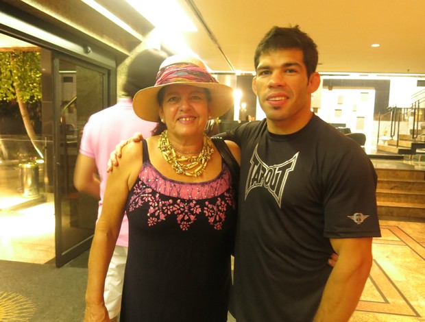 Raphael Assunção e Betty, sua mãe UFC (Foto: Adriano Albuquerque/Globoesporte.com)