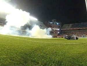 bomba no campo durante jogo Belgrando x Independiente (Foto: Reprodução / OLE)