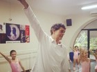 Paizão! Eduardo Moscovis participa da aula de balé da filha