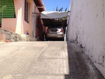 Carro desceu ladeira de casa e matou mulher em Olinda (Foto: Kety Marinho/TV Globo)