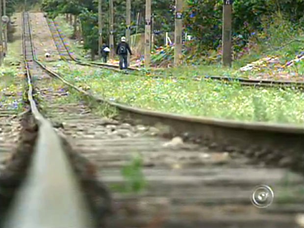 Telas de proteção nas linhas de trem são cortadas em Sorocaba (Foto: Reprodução/TV TEM)
