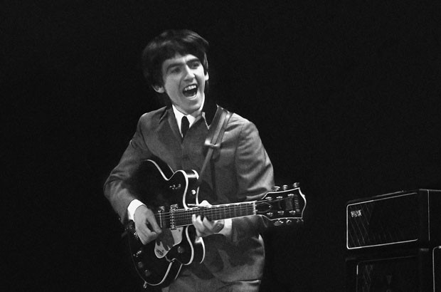 George Harrison durante o primeiro show dos Beatles nos EUA (Foto: David Anthony Fine Art/Mike Mitchell/AP) George Harrison durante o primeiro show dos Beatles nos EUA (Foto: David Anthony Fine Art/Mike Mitchell/AP)