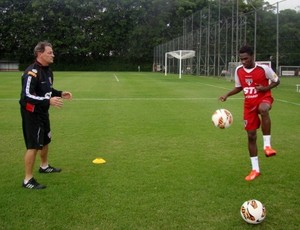 Negueba treina no São Paulo (Foto: Divulgação / Site Oficial do São Paulo)