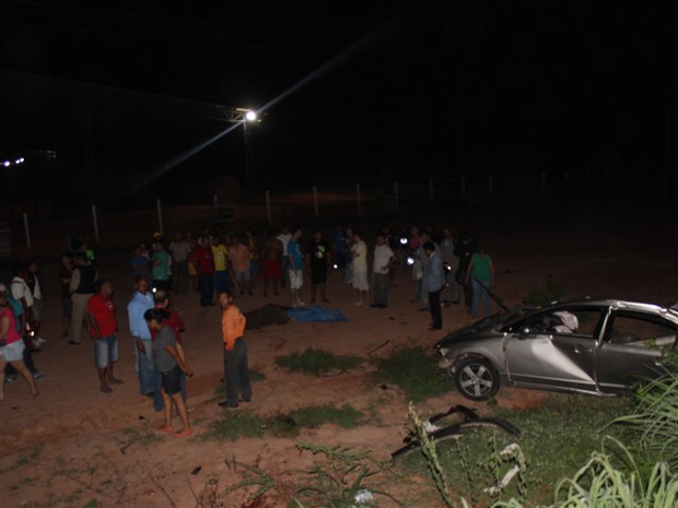 Motoristas do carro de passeio morreu no local (Foto: Ellyo Teixeira/G1)