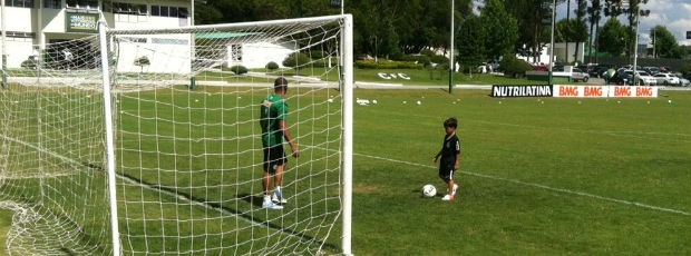 Deivid com o filho Cauan no CT do Coritiba (Foto: Gabriel Hamilko / GloboEsporte.com)