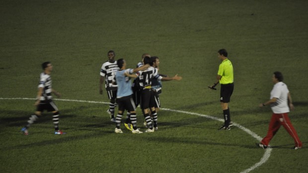 Lance do jogo entre Mogi Mirim e XV de Piracicaba (Foto: Bernardo Medeiros/ Globoesporte.com)