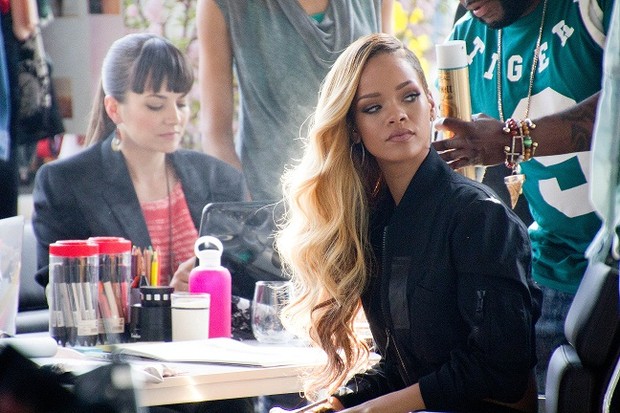 Rihanna nos bastidores da nova campanha de Budweiser (Foto: Divulgação / Budweiser)