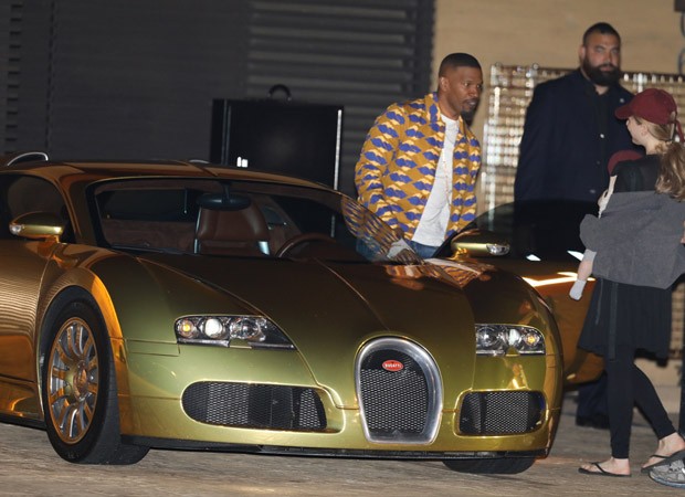 Jamie Foxx com Bugatti dourado de 2 milhões de dólares (Foto: Grosby Group)