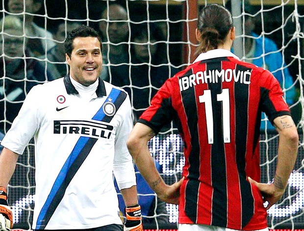 Julio Cesar e Ibrahimovic na partida do Milan contra o Inter de Milão (Foto: Reuters)
