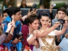 Katy Perry posa com fãs em première de seu filme