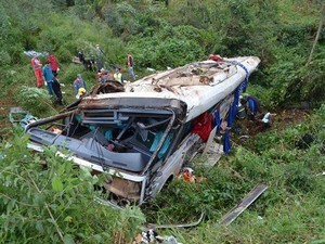 especial estradas sc - acidente de ônibus em mondaí, sc, em junho de 2013, deixou dez mortos (Foto: Gustavo Imhoff/Rádio Porto Feliz)