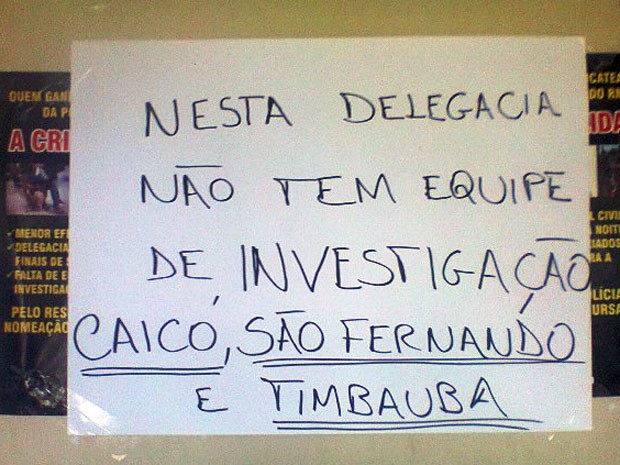 Cartaz foi colocado na entrada da Delegacia Municipal de Caicó (Foto: Rodrigo Matarazzo)