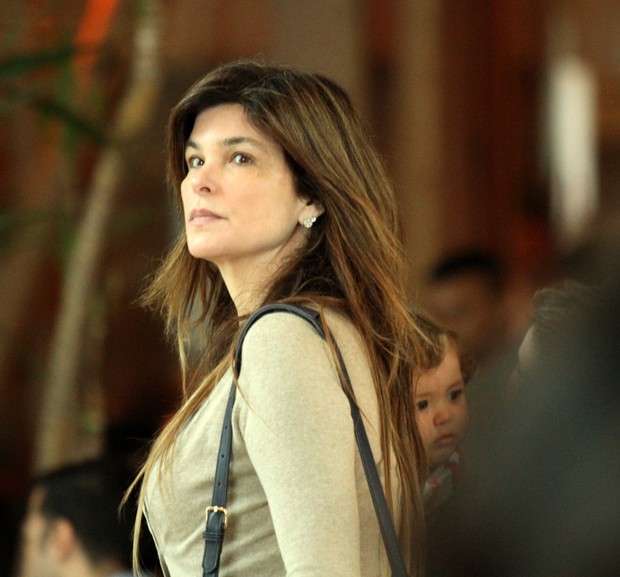 EGO - Cristiana Oliveira passeia com o neto em shopping no Rio