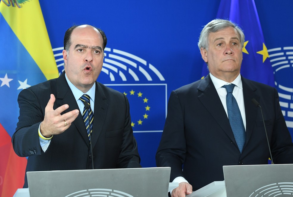 Presidente do Parlamento da Venezuela (à esq.), Julio Borges, e líder do Parlamento Europeu, Antonio Tajani durante coletiva depois de encontro em Bruxelas (Foto: EMMANUEL DUNAND / AFP)